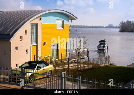 Niederlande, Maasbommel, Hochwasser geschützten Amphibien Häuser an der Maas Stockfoto