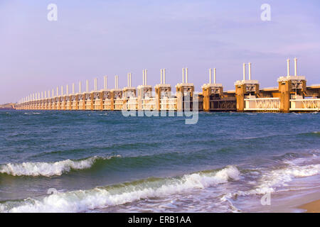 Europa, Niederlande, Zeeland, Deltaproject, die Oosterschelde-Damm zwischen Noord-Beveland und Schouwen-Duiveland, Flodd Barriere. Stockfoto