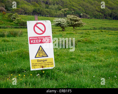 Warnzeichen durch einen freizügigen Fußweg (geöffnet nur wie in der Werbung) auf dem Schießplatz Lulworth in Dorset. Stockfoto