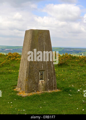 Triangulation Säule oder trigonometrischen Punkt auf Whiteway Hügel über dem verlassenen Dorf Bucht, Dorset Stockfoto