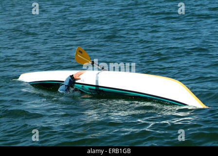 Kajakfahren auf dem Meer vor der Küste von Anglesey, Wales, Großbritannien Stockfoto