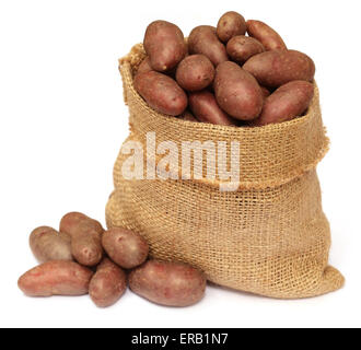 Einige roten Kartoffeln in einen Sack Tasche auf weißem Hintergrund Stockfoto