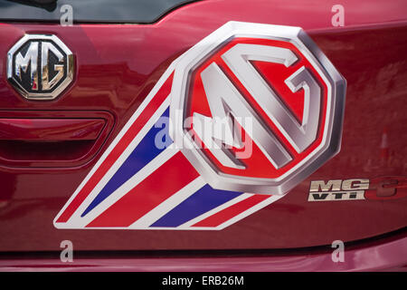 MG-Abzeichen Logo auf Seite der MG VTi Super Mini Auto Stockfoto