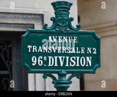 Ein Name Divisionszeichen im Friedhof Pere Lachaise Paris Frankreich Europa Stockfoto