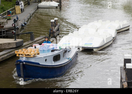 Motorboot Abschleppen Paddelboote dahinter Stockfoto