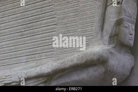 Geflügelte Figur vom Bildhauer Jacob Epstein am Grab des Schriftstellers Oscar Wilde Pere Lachaise Friedhof Paris Frankreich Europa Stockfoto