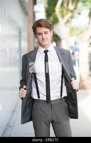 gut aussehend Geschäftsmann zu Fuß auf dem Bürgersteig Stockfoto