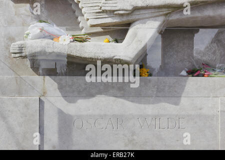 Geflügelte Figur vom Bildhauer Jacob Epstein am Grab des Schriftstellers Oscar Wilde Pere Lachaise Friedhof Paris Frankreich Europa Stockfoto