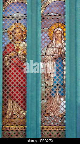 Glasmalerei-Fenster Darstellung Jesus und Maria gesehen durch Grab Türen Friedhof Pere Lachaise Paris Frankreich Europa Stockfoto