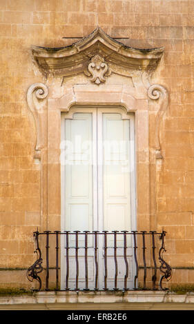 Alte Fenster von Bari, Italien Stockfoto