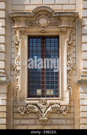 Alte Fenster von Bari, Italien Stockfoto