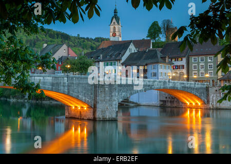 Abend in Laufenburg, Schweiz. Ein Blick von der deutschen Seite. Stockfoto