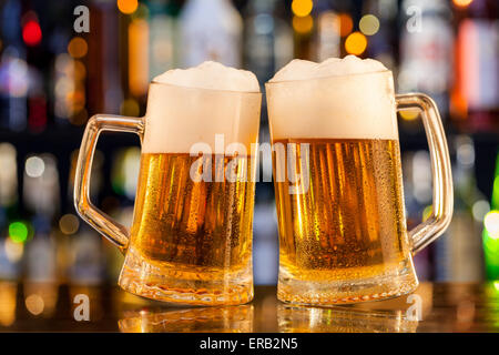 Krüge Bier auf die Theke mit Exemplar platziert Stockfoto