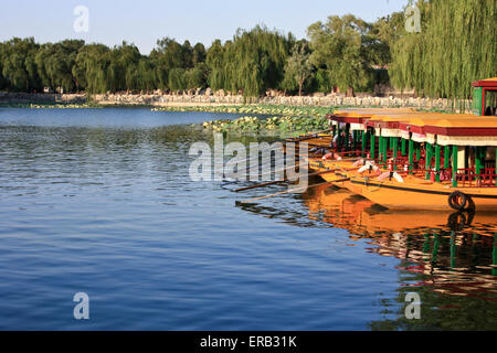 Jolle dock auf dem See im Park warten auf die Besucher. Stockfoto