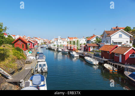 Blick auf den Kanal mit Booten und Häuser in Grungsund an der schwedischen Westküste Stockfoto