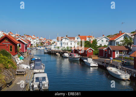 Blick auf den Kanal mit Booten und Häuser in Grungsund an der schwedischen Westküste Stockfoto