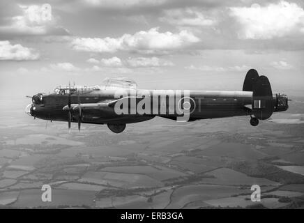 Ein speziell angepasstes "Dambuster" Lancaster-Bomber, Typ 464 (Provisioning), ED825/G, codiert AJ-T, wie von Joe McCarthy geflogen. B&W Stockfoto