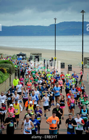 Edinburgh, UK. 31. Mai 2015. Portobello Strandpromenade, Schottland. Jetzt im 13. Jahr findet diese beliebte und immer größer werdende Marathon-Festival statt in Schottlands Hauptstadt Edinburgh Castle als Kulisse. Weiter geht es durch East Lothian. Edinburgh Marathon gesellte Elite Straßenrennen der Welt im Jahr 2012 wird der erste Marathon in Schottland offiziell von der IAAF Leichtathletik Dachverband anerkannt werden. Die IAAF Bronze Label stellt das Rennen unter den Top 75 in der Welt, so dass es ein ganz wichtiges Element des Sportjahres für Läufer. Stockfoto