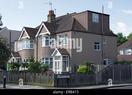 halb Detahced Häuser mit Pebble Dash Außenbereich in Twickenham, Middlesex, england Stockfoto