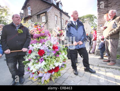 Eine Girlande wird durch Castleton getragen, bevor sie platziert wird Auf dem Garland King, um den Oak Apple Day, Peak District, zu feiern NP UK Stockfoto