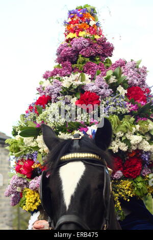 Tragen einen floralen Kopfschmuck Garland König Prozesse durch Castleton im Peak District in der Feier der Eiche Apple Tag UK Stockfoto