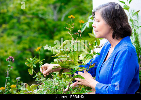 Portrait einer älteren Frau auf ihrem Balkon Stockfoto