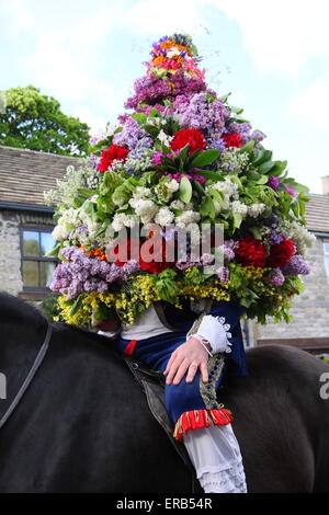 Tragen einen floralen Kopfschmuck Garland König Prozesse durch Castleton im Peak District in der Feier der Eiche Apple Tag UK Stockfoto