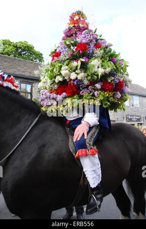 Tragen einen floralen Kopfschmuck Garland König Prozesse durch Castleton im Peak District in der Feier der Eiche Apple Tag UK Stockfoto