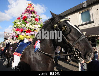 Tragen einen floralen Kopfschmuck Garland König Prozesse durch Castleton im Peak District in der Feier der Eiche Apple Tag UK Stockfoto