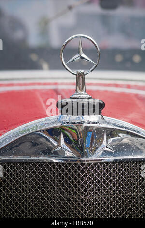 Abzeichen und Motiv auf Peter Ustinovs Mercedes 36/220 Auto auf dem Display an der Bournemouth Räder fest. Stockfoto