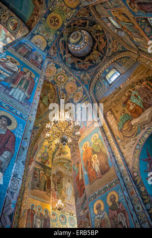 Malerei und Mosaik auf Kuppeln und Säulen im Inneren des Erlösers auf die verschüttete Blut-Kathedrale in St. Petersburg. Russland Stockfoto