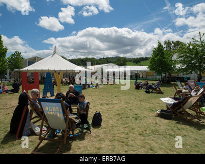 Besucher genießen und Faulenzen auf einem sonnigen Hay Festival 2015 Stockfoto