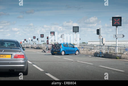 Autos, die immer bereit zu einem Eurotunnel an Bord trainieren im Terminal des Tunnels unter dem Ärmelkanal Calais Stockfoto