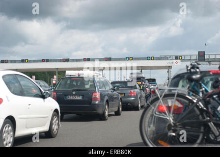 Autos in die Warteschlange Annäherung an eine französische Mautgebühr Stockfoto