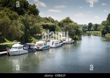 Frankreich Charente Maritime Saintonge Region Saintes Blick auf die Stadt von den Ufern des Flusses Charente Stockfoto