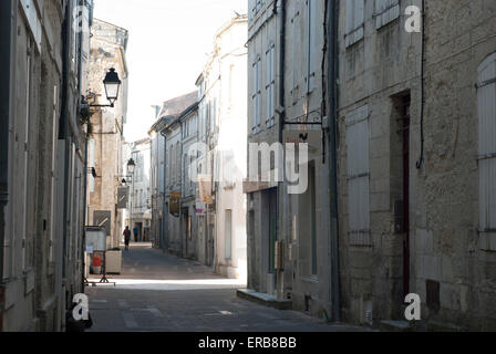 Straßenszene in Saintes Charente Maritime, Frankreich Stockfoto