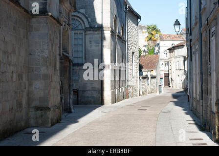 Straßenszene in Saintes Charente Maritime, Frankreich Stockfoto