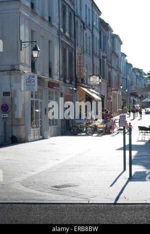 Straßenszene in Saintes Charente Maritime, Frankreich Stockfoto