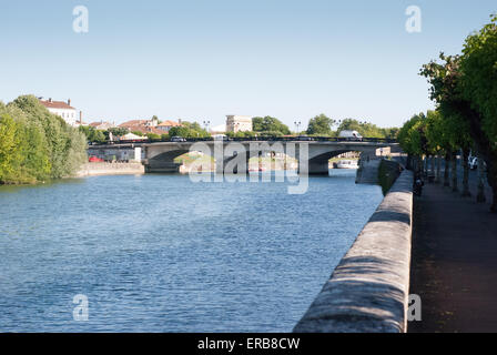 Frankreich Charente Maritime Saintonge Region Saintes Blick auf die Stadt von den Ufern des Flusses Charente Stockfoto