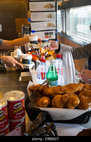 Anzeige von Gebäck im Buffet Wagen auf der Eurostar-Zug ab Paris (Brüssel). Stockfoto