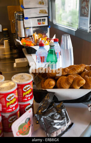 Anzeige von Gebäck im Buffet Wagen mit dem Eurostar-Zug von Paris (Brüssel). Stockfoto