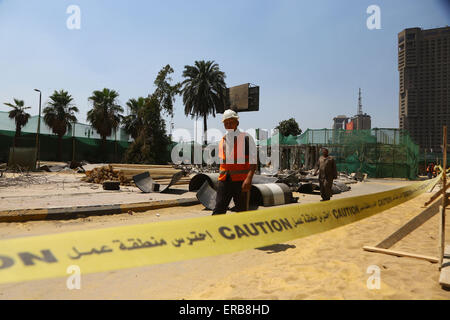 Kairo, Ägypten. 31. Mai 2015. Ägyptische Arbeiter arbeiten auf den Abriss-Baustelle von der früher herrschenden National Democratic Party (NDP) der zentrale, die im Jahr 2011 in der Innenstadt von Kairo, Ägypten, am 31. Mai 2015 in Brand gesteckt wurde. Der Abriss des beschädigten Sitzes der NDP, die ein Symbol für die "Revolution" im Jahr 2011 war Verdrängung Ägyptens ehemaliger Präsident Hosni Mubarak, begann am Sonntag. © Ahmed Gomaa/Xinhua/Alamy Live-Nachrichten Stockfoto