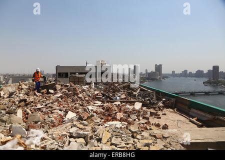 Kairo, Ägypten. 31. Mai 2015. Ägyptische Arbeiter arbeiten auf den Abriss-Baustelle von der früher herrschenden National Democratic Party (NDP) der zentrale, die im Jahr 2011 in der Innenstadt von Kairo, Ägypten, am 31. Mai 2015 in Brand gesteckt wurde. Der Abriss des beschädigten Sitzes der NDP, die ein Symbol für die "Revolution" im Jahr 2011 war Verdrängung Ägyptens ehemaliger Präsident Hosni Mubarak, begann am Sonntag. © Ahmed Gomaa/Xinhua/Alamy Live-Nachrichten Stockfoto