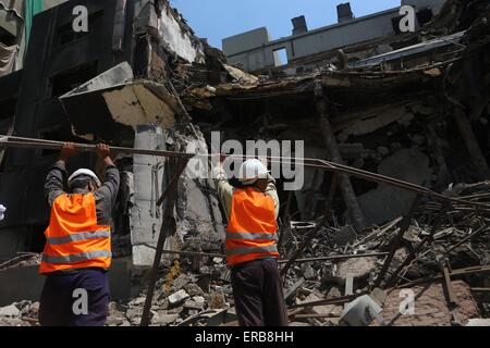 Kairo, Ägypten. 31. Mai 2015. Ägyptische Arbeiter arbeiten auf den Abriss-Baustelle von der früher herrschenden National Democratic Party (NDP) der zentrale, die im Jahr 2011 in der Innenstadt von Kairo, Ägypten, am 31. Mai 2015 in Brand gesteckt wurde. Der Abriss des beschädigten Sitzes der NDP, die ein Symbol für die "Revolution" im Jahr 2011 war Verdrängung Ägyptens ehemaliger Präsident Hosni Mubarak, begann am Sonntag. © Ahmed Gomaa/Xinhua/Alamy Live-Nachrichten Stockfoto