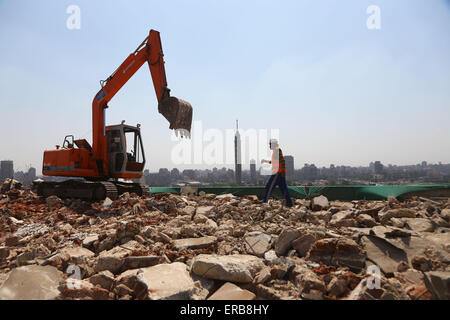 Kairo, Ägypten. 31. Mai 2015. Ägyptische Arbeiter arbeiten auf den Abriss-Baustelle von der früher herrschenden National Democratic Party (NDP) der zentrale, die im Jahr 2011 in der Innenstadt von Kairo, Ägypten, am 31. Mai 2015 in Brand gesteckt wurde. Der Abriss des beschädigten Sitzes der NDP, die ein Symbol für die "Revolution" im Jahr 2011 war Verdrängung Ägyptens ehemaliger Präsident Hosni Mubarak, begann am Sonntag. © Ahmed Gomaa/Xinhua/Alamy Live-Nachrichten Stockfoto