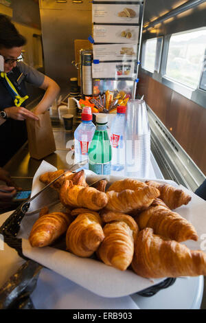 Anzeige von Gebäck im Buffet Wagen auf der Eurostar-Zug ab Paris (Brüssel). Stockfoto