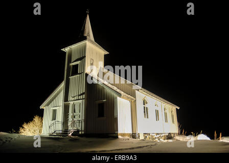 Kirche in der Nacht im Austnesfjord, Lofoten, Norwegen Stockfoto