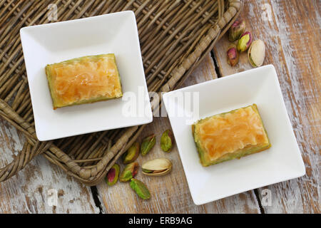 Pistazien Baklava in weißen Schalen Stockfoto