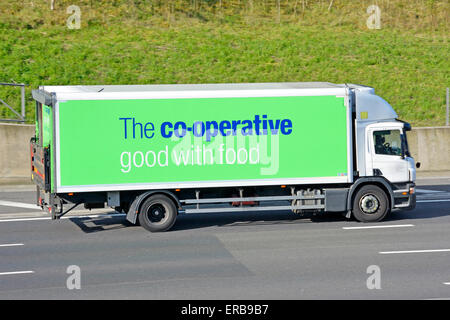 Co-op Food Supply Chain Store delivery Lkw Lkw Lkw für die Verteilung von Nahrungsmitteln operative Supermarkt speichert co Fahrt entlang der Autobahn England England Stockfoto