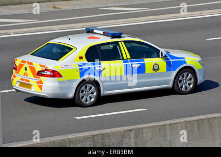 Die britische Militärpolizei markierte die Polizeipatrouille, die auf der Autobahn M25 Essex England Großbritannien fährt Stockfoto